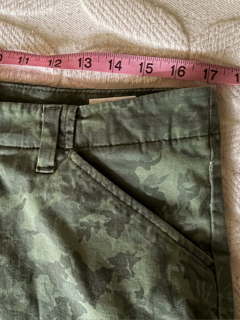 Great condition Lee women’s size 14 mid rise Green Camo Floral Shorts. So cool - Picture 7 of 13